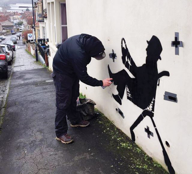 بريطانيا.. فنان شارع يحتفي بلقاحات «كورونا» والعودة إلى الحرية